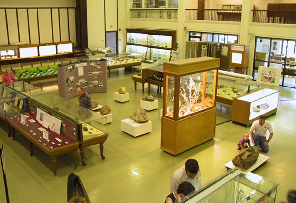 !mineral museum displays