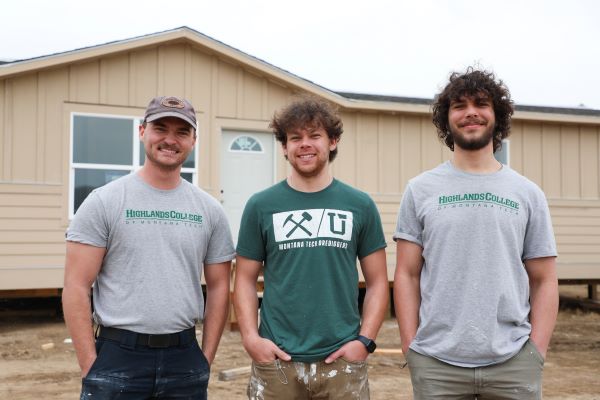!Three students pose in front of Highlands College