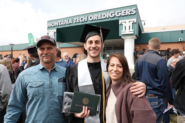 !a family poses with a graduate