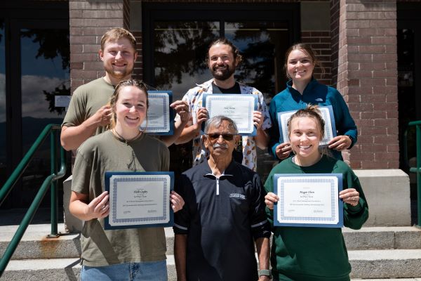 Fives students pose for a photo with professor Kumar Ganesan