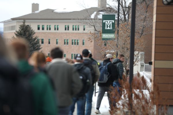 !Students walk in the snow at Montana Tech
