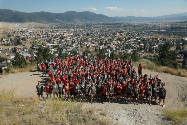 Students hike the M trail during Orientation.