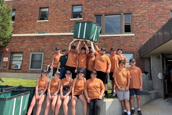 Chi Alpha students participate in Move In