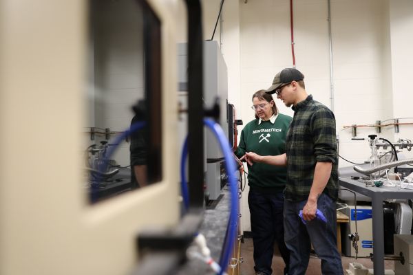 Students work in a lab.